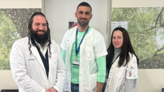 מימין: חני רבי האחות, אריה בן חמו מנהל סיעוד במרפאה וד״ר ברגמן