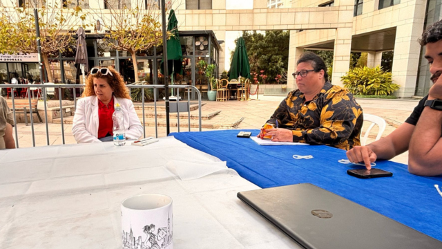 סגנית ראש העיר דנה אורן ינאי בכיכר העיר