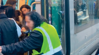סדרנית מנסה למנוע עלייה לרכבת הקלה