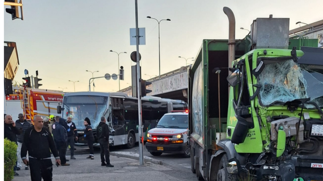 תאונה בין אוטובוס למשאית בצומת קרית אתא