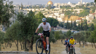 רוכבים על אופניים בירושלים