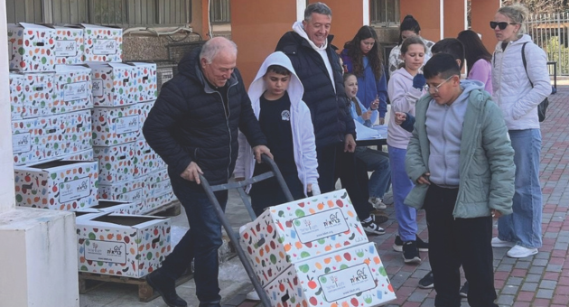תלמידי כרמל עם מארזים של ירקות ופירות
