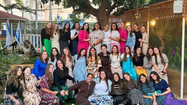 בנות המדרשה תורת חסד. 18 בנות החליטו להשאר בארץ