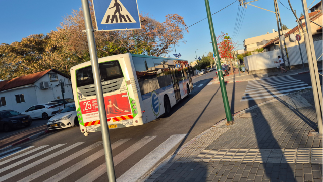 קו 25 נוסע ביום שבת 5.4.25 ליד מסוף בית רבקה