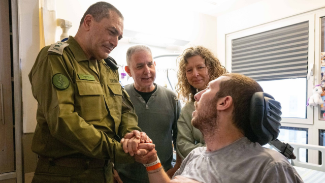 הרמבטכ"ל אייל זמיר בביקור פצועים בלוינשטיין