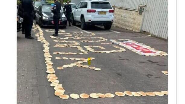 מחאת הפיתות מחוץ לביתה של סילמן ברחובות
