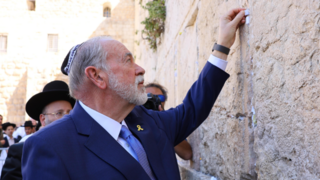 השגריר האמריקני מייק האקבי בכותל המערבי