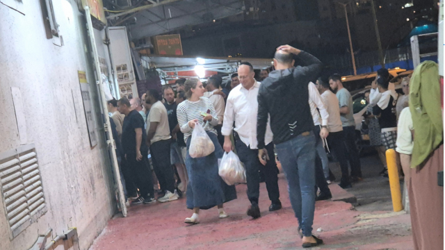 תור לפיתות במאפיית המכבים בצאת פסח