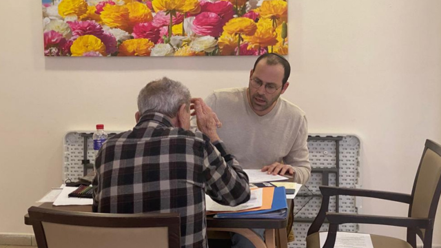 עו"ד נרי פירסט עם אברהם