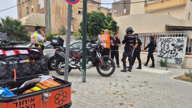 גבר נמצא ללא רוח חיים בתוך רכב בקרית אתא – המשטרה חוקרת