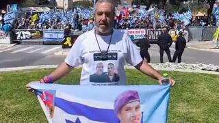 רפאל אוורס עם תמונת בנו שי ארווס ז"ל