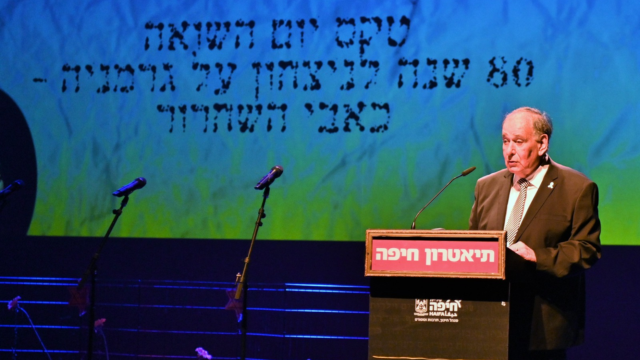 יונה יהב בטקס יום הזיכרון לשואה תיאטרון חיפה 2025 