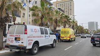 מזירת האירוע בטיילת בת ים. גבר נכנס עירום ופצוע