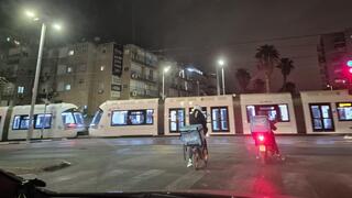 הרכבת הקלה בבת ים לילה