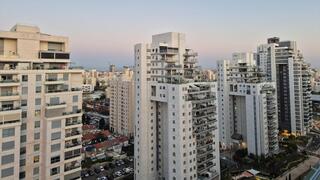 חולון. שדרת המגדלים. ח' 300