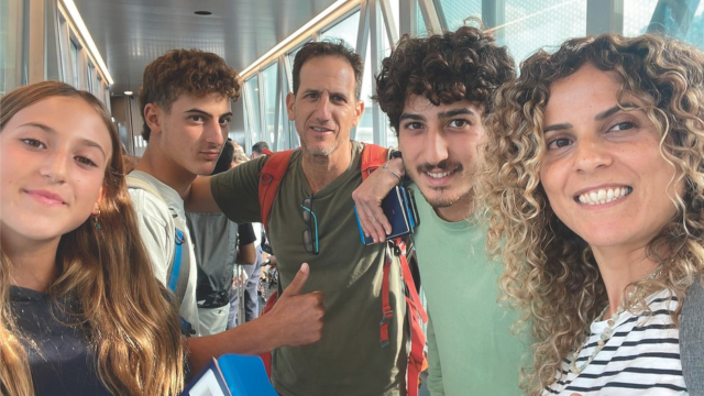משפחת בן צבי. מימין שרון, משמאלה עידו ז"ל