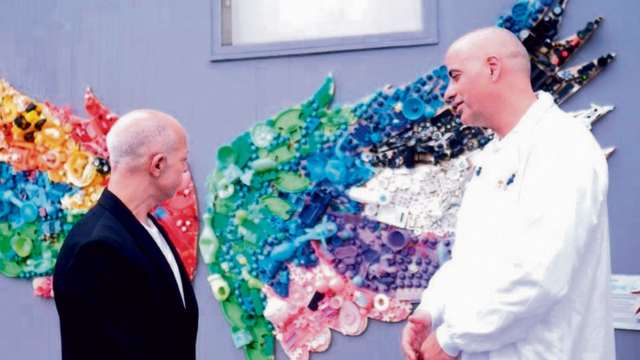 העובדים מחבקים. זיו לוי