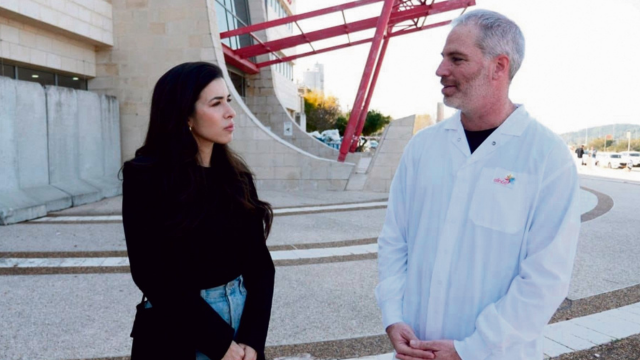 רתם איזק עם מנהל המחלבה אבשי בכר
