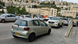 חונים על המדרכה בגבעת מרדכי