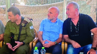 יובל תורג'מן בביקור ניחומים בבית המשפחה