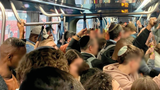 צפיפות ברכבת הקלה בירושלים (למצולמים אין קשר לידיעה)