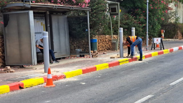 התקנת עמודי חסימה ליד תחנות אוטובוס