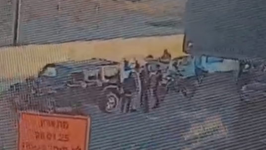 המשטרה עוצרת את שיירת החתונה בכביש בגין