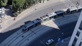 הרכבת הקלה חורקת את דרכה בקריית היובל