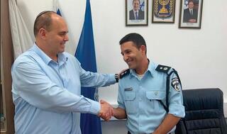 סגן ניצב בדימוס, אוראל כהן, עם ראש עיריית בת ים, צביקה ברוט