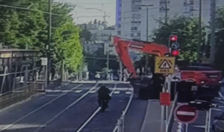 הטרקטור פגע בקו הרכבת הקלה ותועד