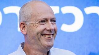 ד"ר אבי גולדברג מנהל כרמל עם גביע ההצטיינות 