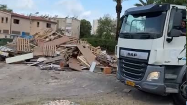 ל"ג בעומר 2025 חיפה איסוף קרשים על ידי העירייה