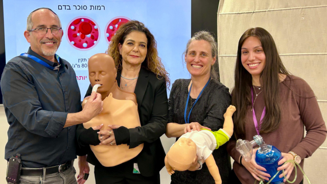 אחים ואחיות מדריכים בקורסי החייאה. מימין לשמאל: רבקה בן עטר, מיכל רגב, רמה מינץ ויצחק דרזנר
