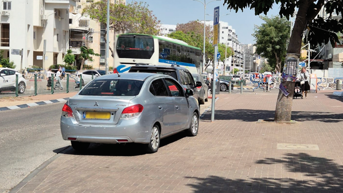 רחוב רשב"י. חונים על המדרכה