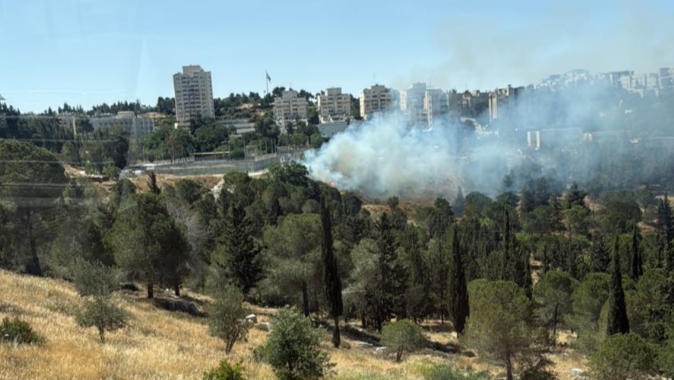 השריפה משתוללת סמוך לכביש 9