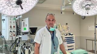 ד"ר ראובן קידר בחדר ניתוח