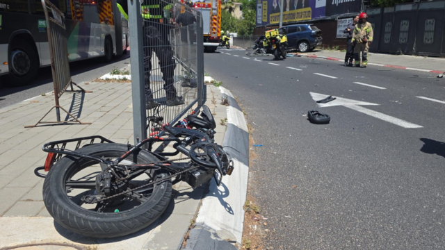 התנגשות בין רכב לאופניים חשמליים בקריית ביאליק: צעיר במצב קשה