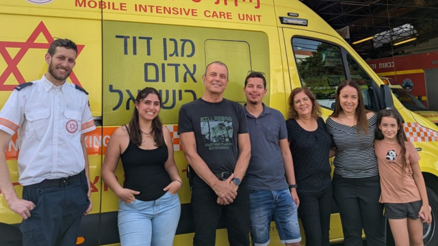 יעקב גולדנברג וצוות מד"א כפר סבא שהציל את חייו