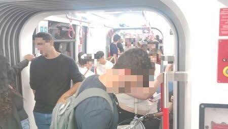 עומס וצפיפות ברכבת הקלה בבת ים בחמישי בלילה