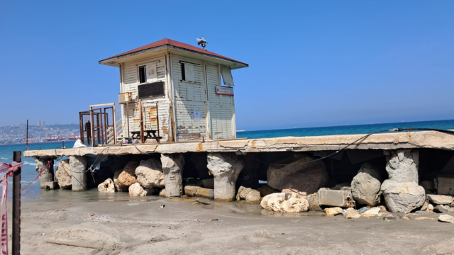 סוכות מציל מבטון באוויר. החופים בחיפה נעלמים