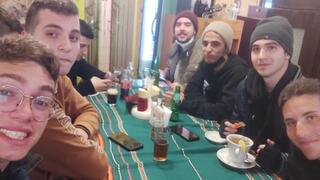 נמרוד כהן (שלישי מימין) עם חבריו. רחובות מחכה לך