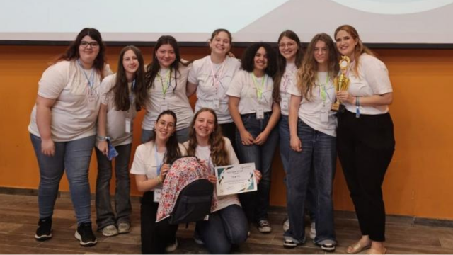 קבוצת "יזמים צעירים" של החטיבה בכפר סבא לאחר הזכייה בתחרות