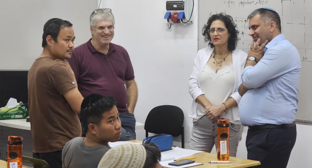 השר, חבר מועצת העיר ומנכ"לית המכללה עם הלומדים מקהילת בני המנשה
