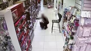 החשוד בגניבה בפעולה בסניף פארם בחולון