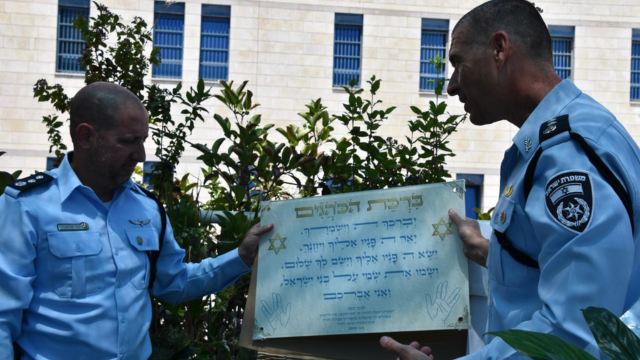מפקד התחנה הנכנס - נצ"מ קובי אבוטבול עם נצ"מ שרון מנור