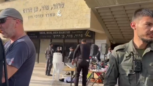 אירוע התרמה לעזה וברקע שלט משרד עורכי דין