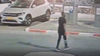 תועד: חשוד פורץ למכונית בשכונה
