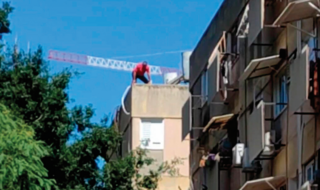 הזירה בבת ים (על הגג: הבעל לפני שקפץ אל מותו)