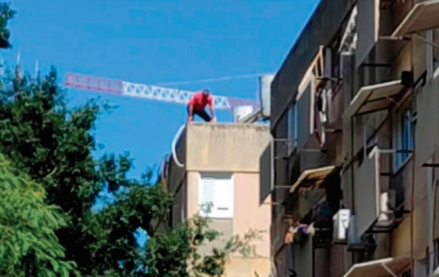 הזירה בבת ים (על הגג: הבעל לפני שקפץ אל מותו)