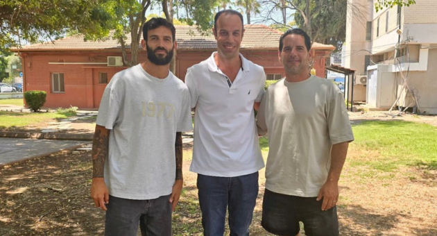 חנן ממן וג'וני טננבאום עם מנהל אגף הספורט עודד פרל